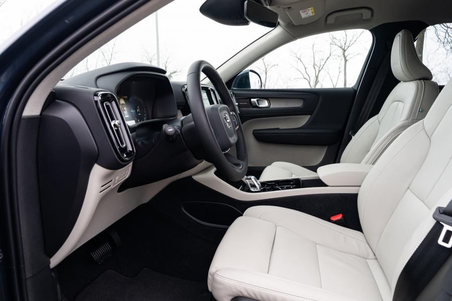 Интерьер Volvo XC40 T5 Plug-in Hybrid Inscription 2020 года  (WW) (фото 15 из 44)